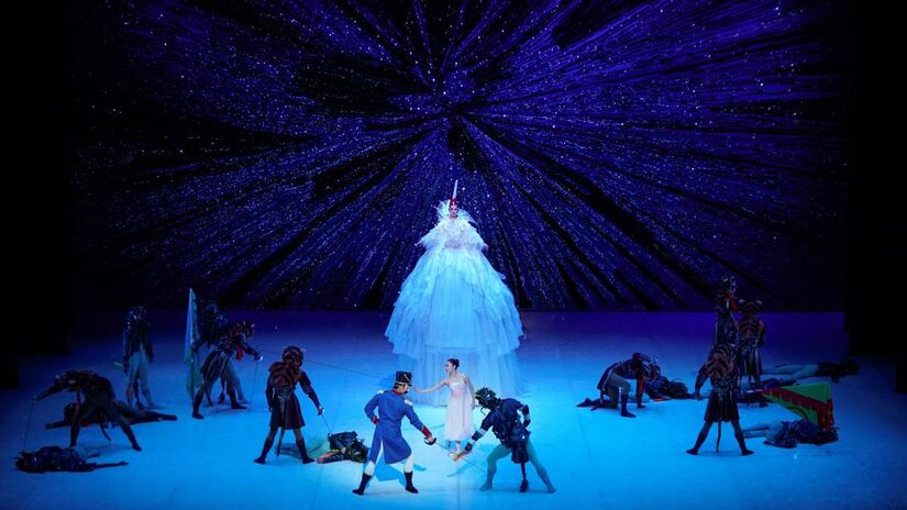 Com mais de 60 bailarinos em cena, figurinos exuberantes e cenários grandiosos, o espetáculo transforma o Natal europeu em uma celebração vibrante do Ano Novo Chinês.