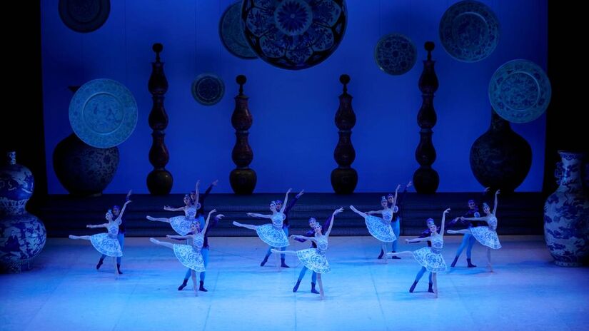 Reconhecido por sua habilidade em integrar linguagens coreográficas do Oriente e do Ocidente, Zhao Ming imprime à obra uma assinatura artística refinada e contemporânea.