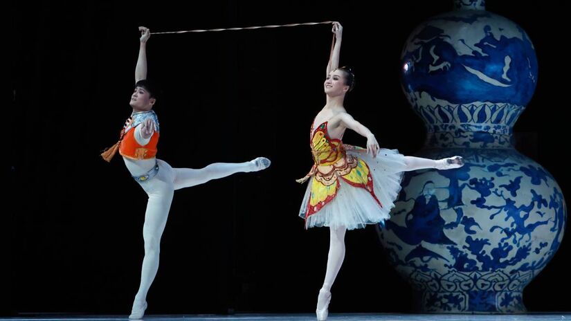 Sua abordagem inventiva e delicada é essencial para o impacto estético do espetáculo, uma explosão de cores, formas e movimentos.