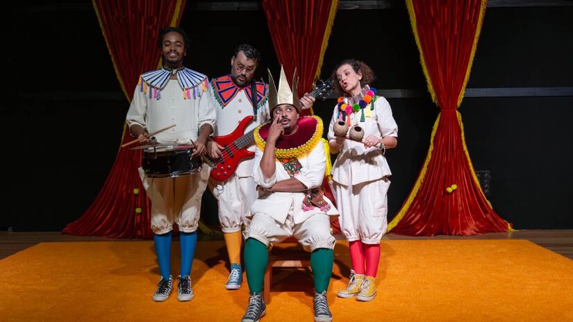 Em cena, quatro intérpretes se revezam nas personagens, manipulam, conduzem a cenografia, cantam e tocam os instrumentos da trilha sonora, composta por canções executadas ao vivo. Fotos: Andréa Pasquini