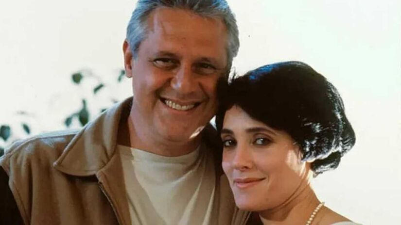 Otávio e Diná, saudosos um do outro, se abraçarão e se beijarão em um lindo campo florido, no plano espiritual. Fotos: Reprodução/TV Globo

