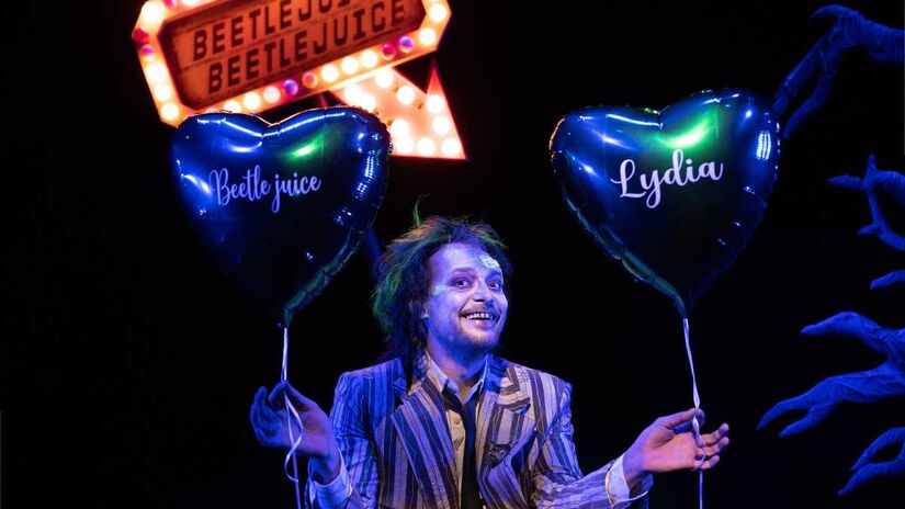 Sucesso de público e crítica em 2024, 'Beetlejuice  O Musical' se prepara para uma nova temporada em São Paulo, no Teatro Liberdade.