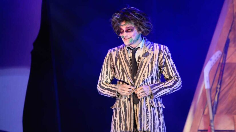 Inspirado no filme clássico de Tim Burton, o espetáculo coloca no palco todo o humor sombrio e a estética excêntrica que conquistaram fãs ao redor do mundo. 