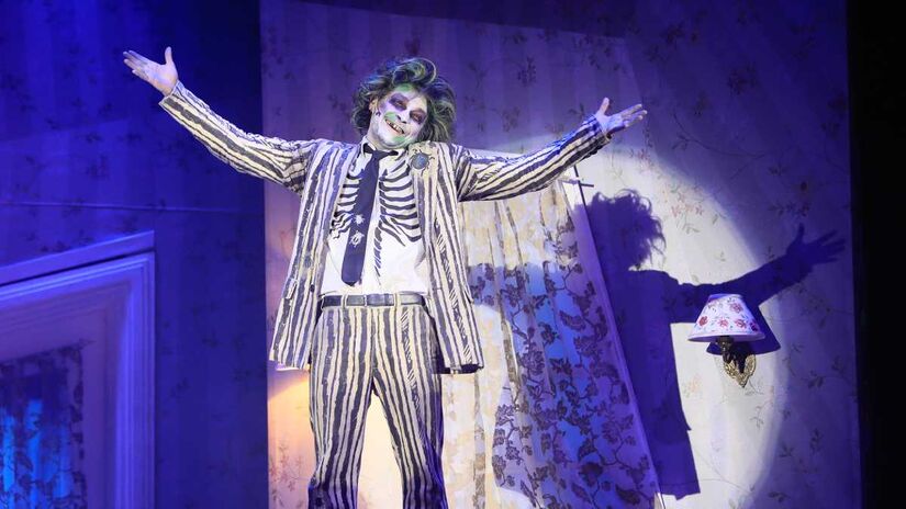 E se a tradição diz que chamar o fantasma Beetlejuice três vezes o faz aparecer, não poderia ser diferente com o ator Eduardo Sterblitch. 