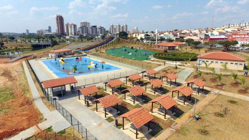 Outra atração é a tirolesa de quase 100 metros sobre o lago do Parque Ecológico.
Fotos: Divulgação/Prefeitura de Indaiatuba