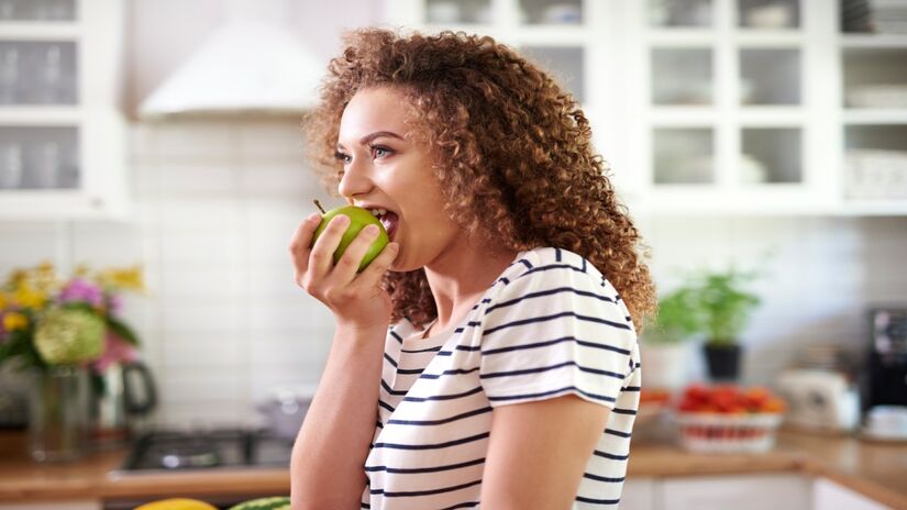 Ao comer com mais calma, você consegue valorizar cada garfada, percebendo nuances de sabor, textura e aroma dos alimentos (Foto: Freepik)