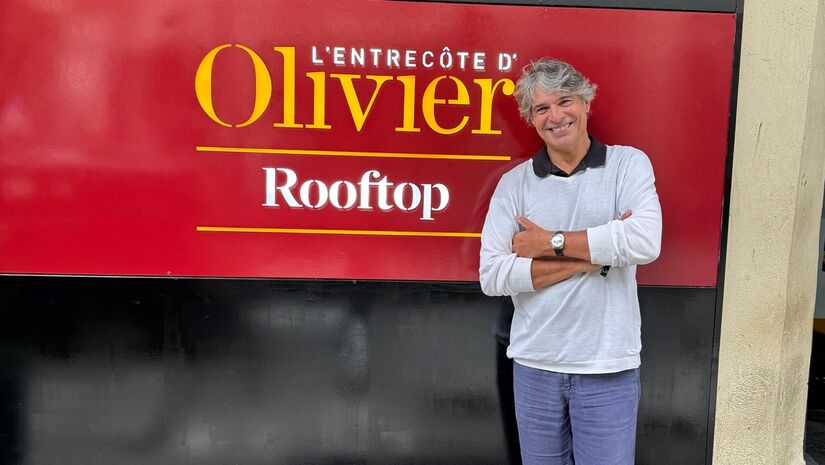 O chef Olivier Anquier à frente de um de seus restaurantes em São Paulo/Agência Sanduíche