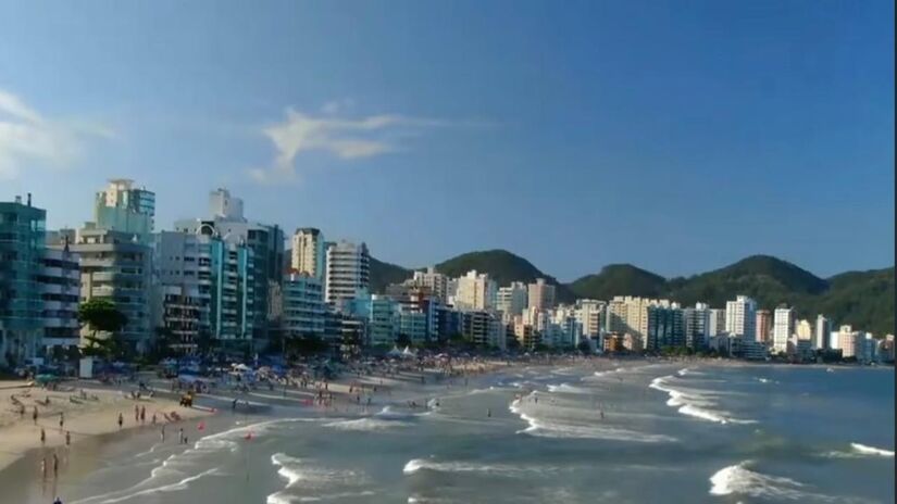 Com praias de águas cristalinas, áreas verdes preservadas e uma atmosfera que favorece a vida ao ar livre