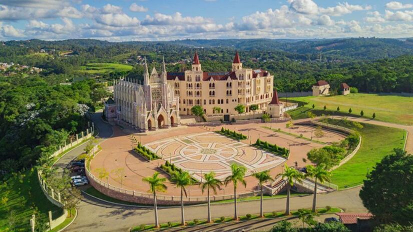 Basílica dos Arautos do Evangelho é tão surpreendente que parece saída de conto europeu  e está a apenas 35 km da capital paulista