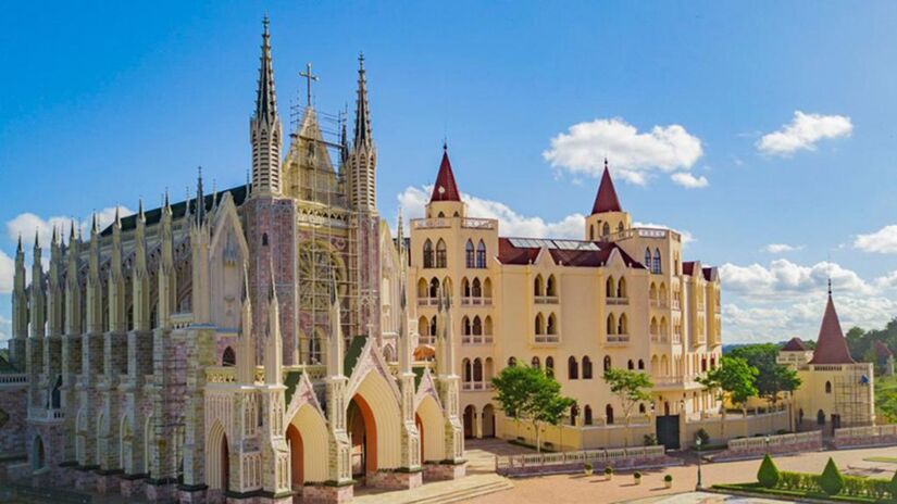 Com torres imponentes e canto gregoriano, templo em Cotia faz o visitante se sentir em uma viagem à Europa medieval sem sair da Grande São Paulo (Fotos: Divulgação/Secretaria de Turismo de Cotia)