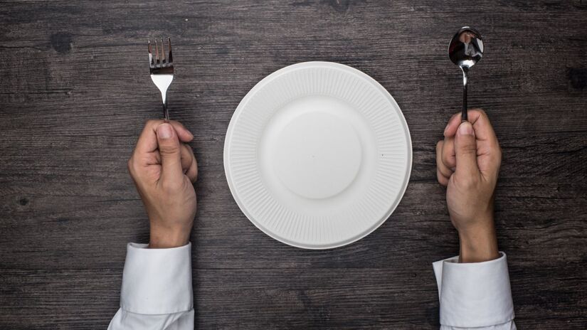 Mãos sobre a mesa são um bom sinal de comportamento à mesa.