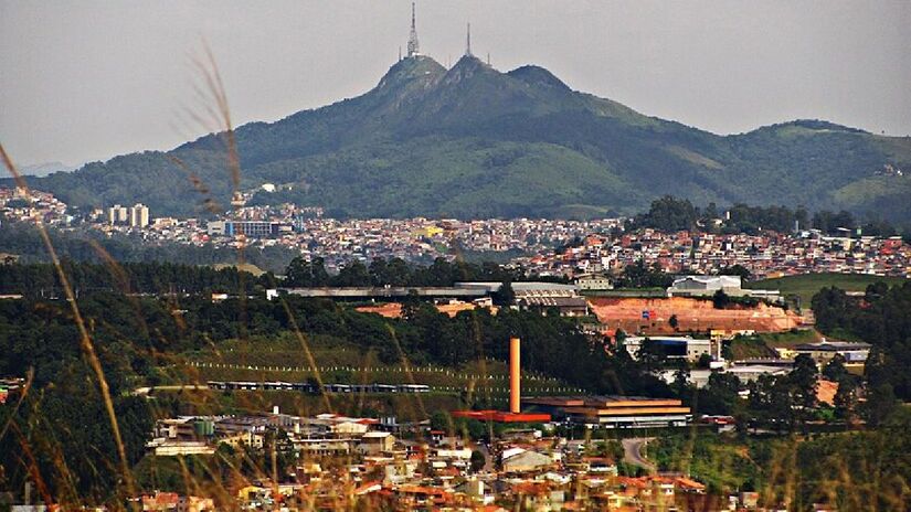 A montanha é tão alta que dá para ver de vários pontos da cidade. Imagem: RonanW/Wikimedia Commons