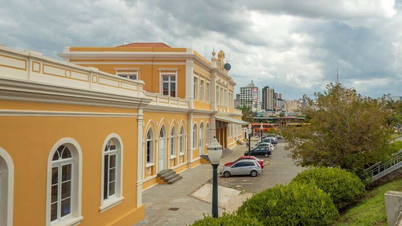 Um dos grandes orgulhos da cidade é a Universidade Estadual de Ponta Grossa (UEPG), que oferece cursos de excelência e promove pesquisas com impacto regional. 