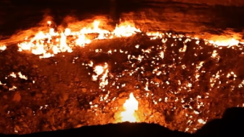 A cratera tem quase 70 metros de largura, cerca de 30 metros de profundidade e está em chamas há mais de 50 anos. No interior dela, a temperatura varia de 400°C a 1.000°C - (Reprodução/YouTube)