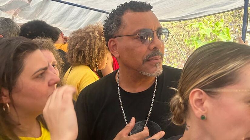 O cantor e compositor Dexter se apresentou na manifestação/Bruno Hoffmann