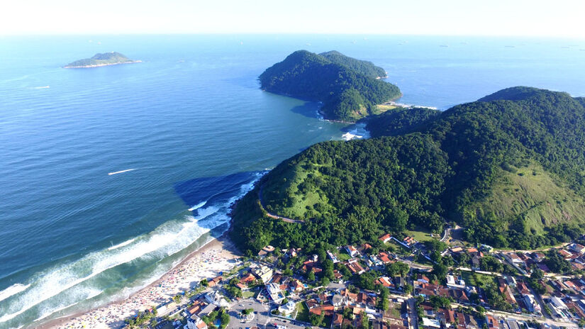 Por fim, a Praia do Tombo, vizinha da Enseada, possui um título muito especial: foi a primeira do Brasil a receber o certificado internacional Bandeira Azul, símbolo de qualidade ambiental - (Daniel Villaça/Gazeta de S. Paulo)
