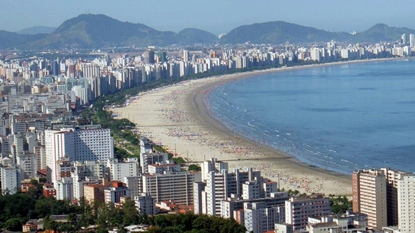 A cidade de Santos apresenta muitas opções para quem a visita durante os meses mais frios do ano. Para começar, o Monte Serrat possui uma vista de 360 graus de Santos e região, uma experiência que fascina pela beleza panorâmica da cidade. Foto: Wikimedia Commons