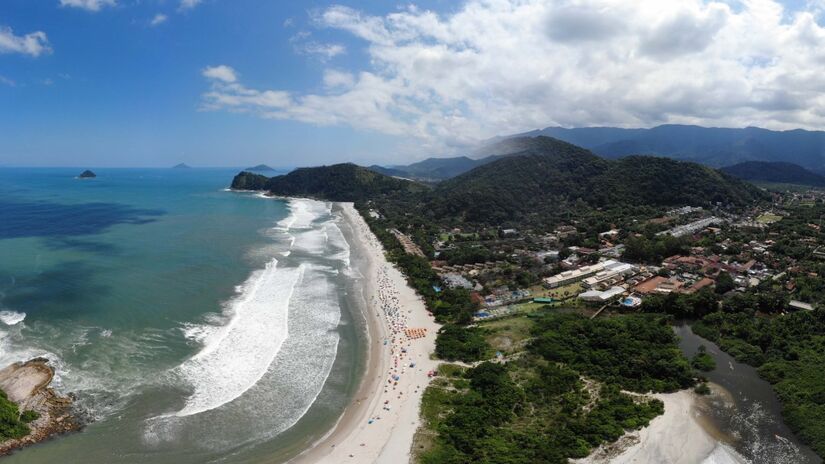 Conhecido por ser um destino bastante procurado no verão, a cidade de São Sebastião pode ser surpreendente nos dias mais frios do ano. O lugar oferece uma gastronomia variada e passeios únicos, que tornam ainda mais especiais no inverno. Foto: Wikimedia Commons