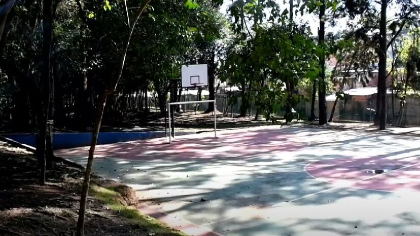 Quadras poliesportivas também estão presentes no local - (Reprodução/YouTube)
