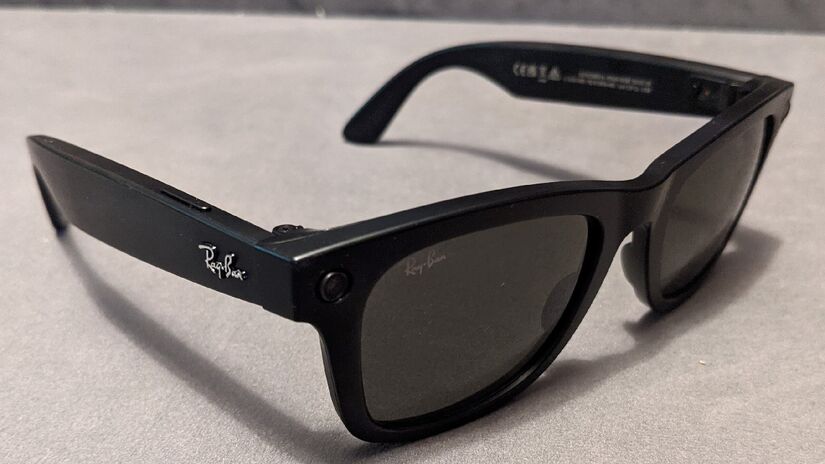 Esse óculos da Ray-Ban consegue até mesmo fazer lives para redes sociais. Imagem: cavebear42/Wikimedia Commons