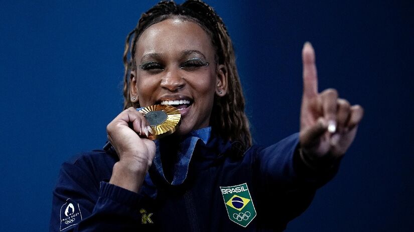 As ginastas Rebeca Andrade (março) e Simone Biles (maio), também equilibram a tese - (Alexandre Loureiro/COB)