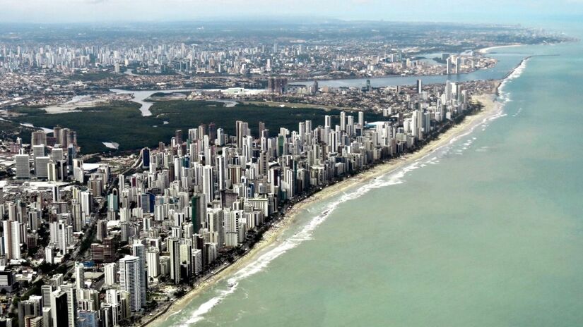 O Recife fecha o top 3 dos destinos brasileiros mais procurados em 2024. Foto: Reprodução/Wikimedia Commons