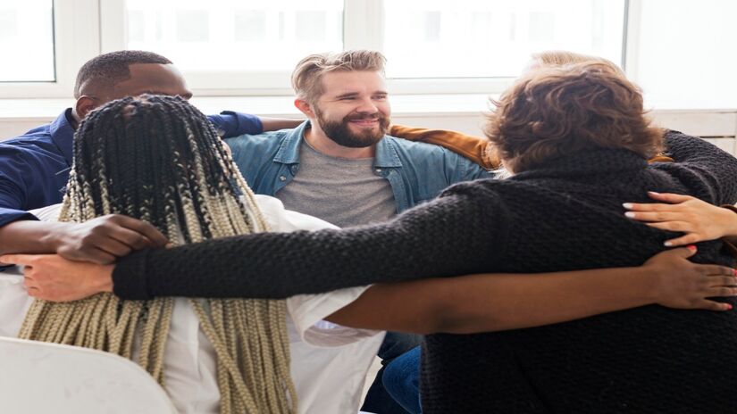Amizades, conversas significativas e momentos de convivência são verdadeiros exercícios para o cérebro (Fotos: Freepik)