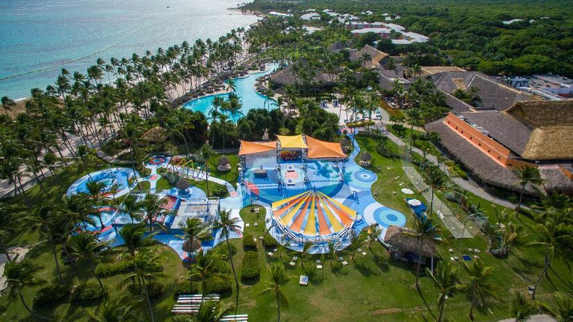 Resorts misturam experiência premium com ambiente paradisíaco. Imagem: Ila Mae Thie/Wikimedia Commons