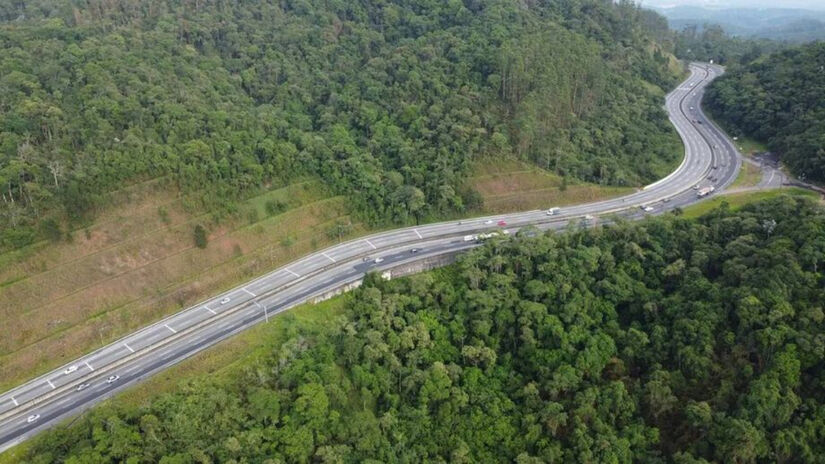 Rodovia Manoel da Nóbrega (SP-055) conta com limites de velocidades de 60 km/h para veículos leves e pesados |Divulgação/Semil-SP