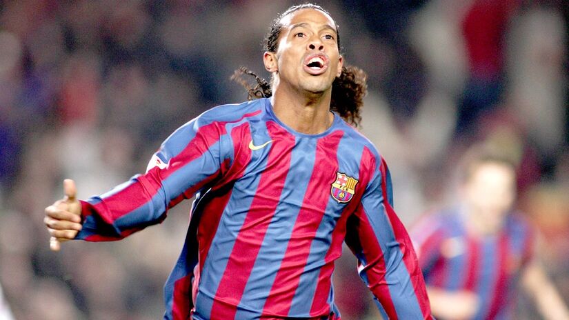 Conhecido por ser um dos jogadores mais mágicos da história do futebol, Ronaldinho Gaúcho foi mais um brasileiro a vencer a Bola de Ouro após uma temporada de destaque pelo Barcelona: 2005, conquistou o Campeonato Espanhol, a Supercopa da Espanha e a Copa das Confederações - (Claudio Chaves/Folhapress)