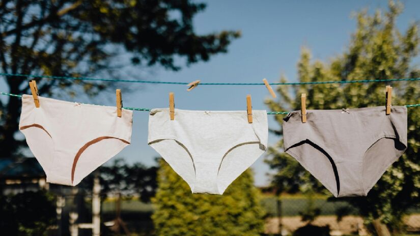 Deixe as peças menores, como roupas íntimas, na parte interna do varal. Imagem: Pexels