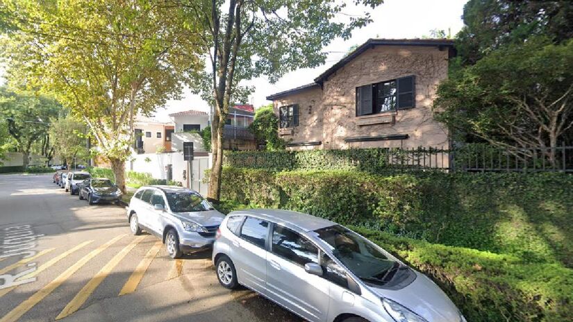 É uma rua aborizada com imóveis de altíssimo padrão. Imagem: Reprodução Google Maps