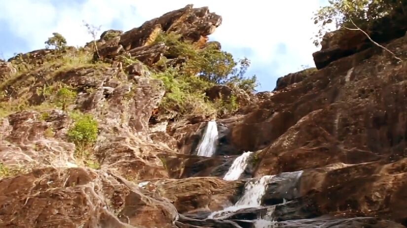 A principal atração do município é a Cachoeira Bom Despacho, que fica na Serra de São José, na divisa com o município de Tiradentes - (Reprodução/YouTube)