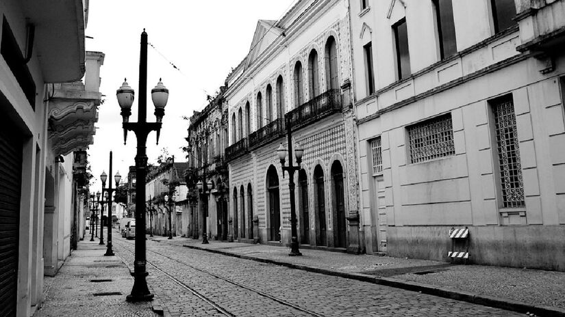 É uma cidade histórica, mas que se moderniza. Imagem: Evandro Sudre/Flickr