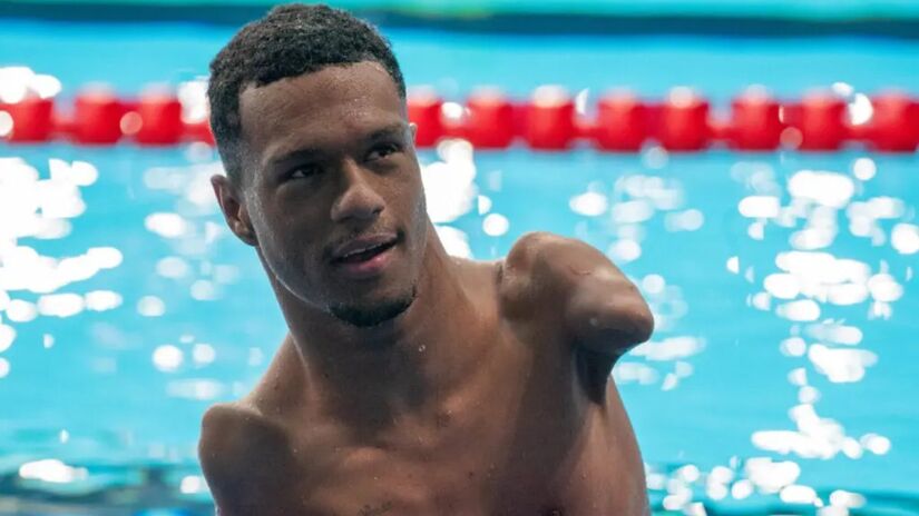 Gabrielzinho nasceu sem braços, mas transformou a natação em palco de superação, conquistando medalhas e recordes mundiais (Foto: Saulo Cruz/CPB)