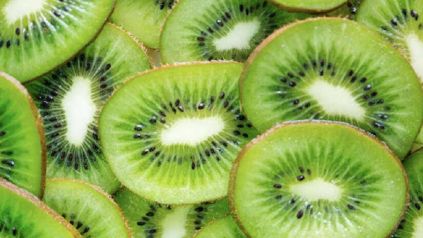 Para que os efeitos sejam sentidos de maneira plena, é necessário consumir ao menos 200 gramas de polpa fresca por dia, o que equivale a aproximadamente dois kiwis grandes. 