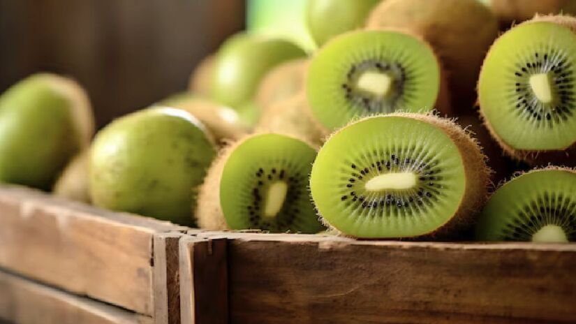 Essa recomendação é válida apenas para a fruta in natura, já que versões processadas não apresentam a mesma eficácia. (Fotos: geradas por IA)