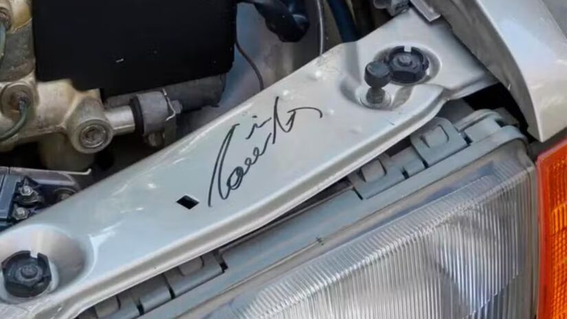 Carro traz a assinatura de Niki Lauda no cofre do motor, além do documento que comprova a aquisição /Reprodução/RM Sotheby's