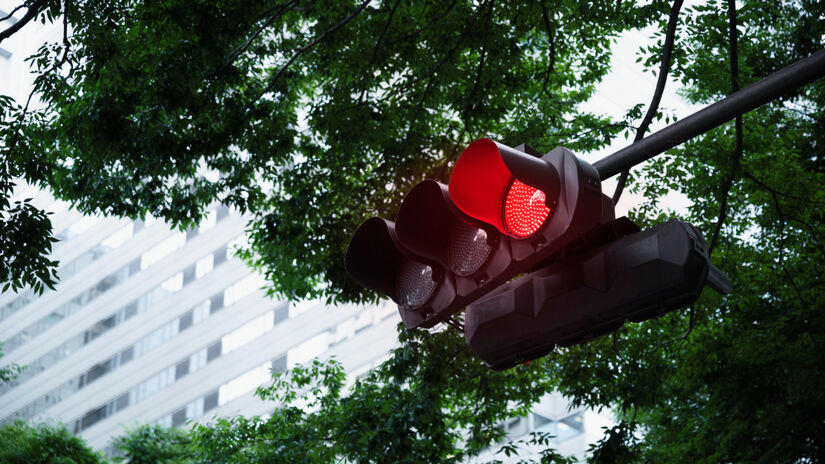 Ao indicar claramente as ações dos veículos autônomos, a luz branca elimina a incerteza e torna as interseções mais seguras para motoristas, pedestres e ciclistas. Fotos: Reprodução/Freepik