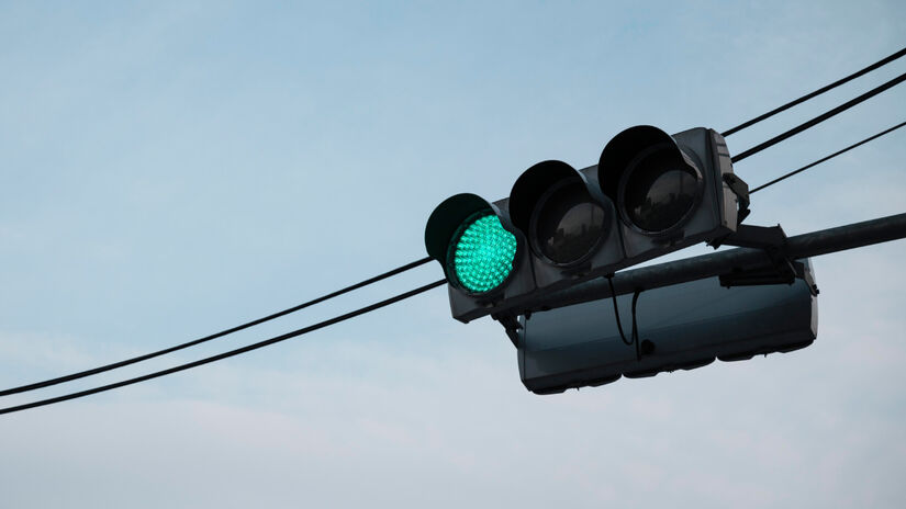 Quando a luz branca está acionada, os veículos autônomos se comunicam para coordenar o tráfego, tornando o fluxo mais eficiente e rápido para todos.