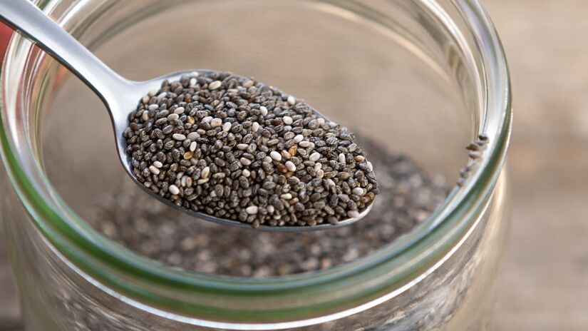 A chia beneficia a saúde ao melhorar o trânsito intestinal, auxiliar no controle do peso pela saciedade que promove, regular o açúcar no sangue, fortalecer ossos e o sistema imunológico, além de contribuir para a saúde do coração com seu ômega-3 e propriedades antioxidantes. Rico em fibras, proteínas e minerais como cálcio e magnésio, o consumo de chia, que deve ser acompanhado por uma boa hidratação, pode ser um excelente aliado numa dieta equilibrada.  Fotos: Reprodução/Freepik