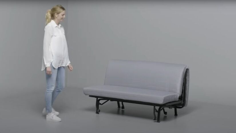 Conforto é garantido com o colchão de espuma de poliuretano (Fotos: YouTube/Ikea Belgium)