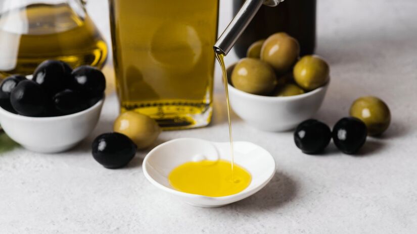 Azeite de oliva extravirgem: rico em polifenóis, ajuda a preservar a cartilagem e reduzir inflamações (Fotos: Freepik)