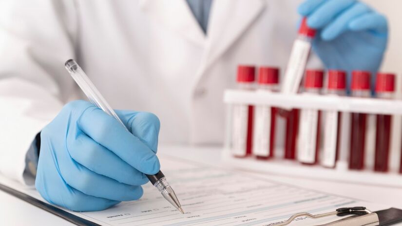 Após o período, vírus voltou a aparecer. Não se sabe se foi uma reinfecção ou algum vírus de seu reservatório que sobreviveu ao tratamento (Fotos: Freepik)