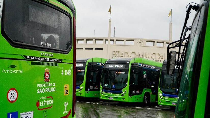 Gestão municipal anunciou, em 2023, que até 2024, 20% da frota de ônibus seria movida a eletricidade.

/Foto: Sergio Barzaghi/Secom