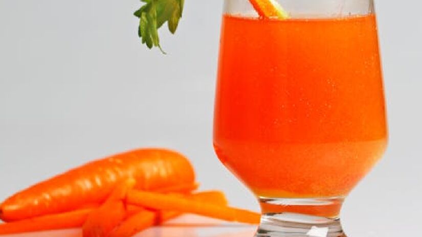 O suco também aumenta a secreção de bile, o que acelera a conversão de alimentos em energia - (vics ilustrada/Pexels)