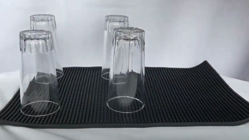 Basta colocá-lo sobre o balcão ou pia e deixar a louça em cima do utensílio. As cores e estampas variam, podendo se adaptar da melhor maneira com a decoração da sua cozinha - (Reprodução/YouTube)