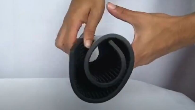 Embora os tapetes sejam bastante grandes, com diversos tamanhos como 40 cm por 48 cm ou 45,5 por 58, são fáceis de serem dobrados e armazenados quando não estiverem sendo usados do que o tradicional escorredor - (Reprodução/YouTube)