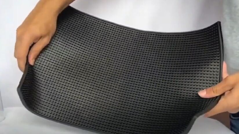 Caso você esteja em busca de trocar o escorredor de pratos mais volumoso por algo menor e que te deixe com mais espaço livre, estes tapetes de secagem contribuem para a praticidade e até para a elegância da cozinha - (Reprodução/YouTube)