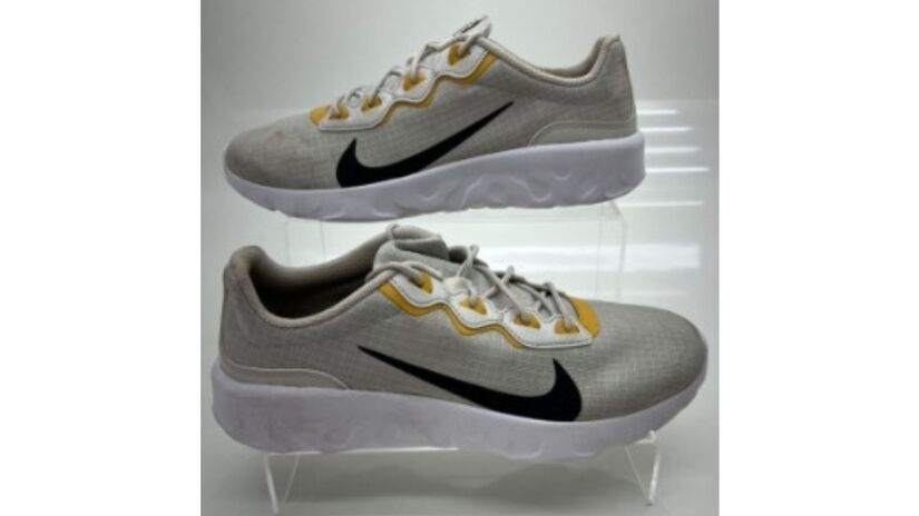 Tênis Nike Original Explore Strada Light Bone/Black N°42  R$ 250.

/Fotos: Divulgação